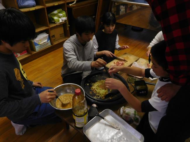 夜間開館夕食づくりの様子